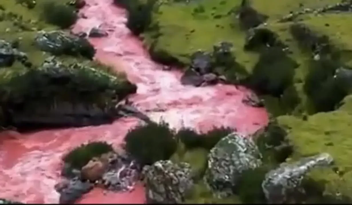 Old Video Showing Peru's Red River Amazes Internet