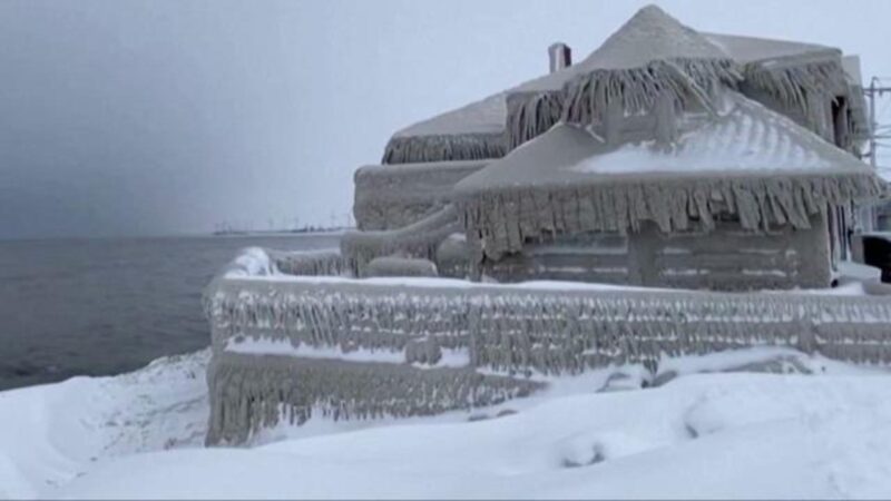 ''Ice Castle'': New York Restaurant Entirely Covered In Giant Icicles After Deadly Blizzard