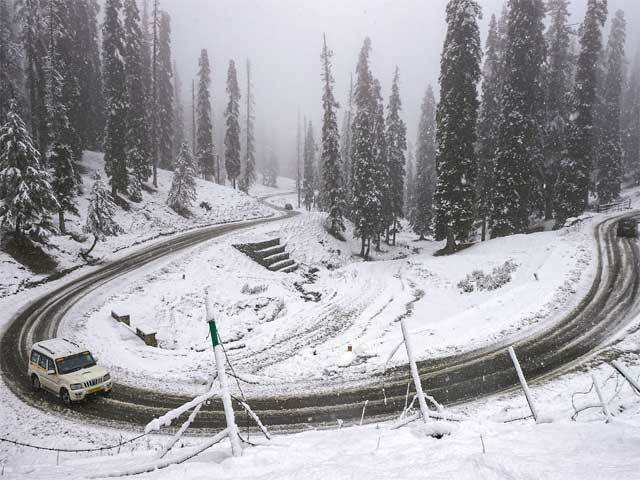 Snow, rains drench Kashmir, Jammu