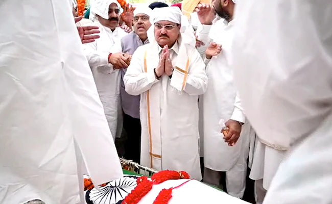 BJP Chief, Sharad Pawar At Parkash Badal's Village To Pay Last Respects